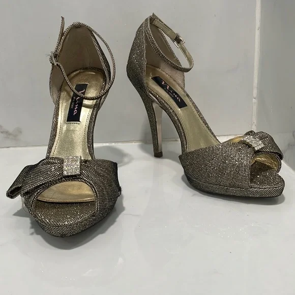 Sparkly Gold and Black Pumps - Picture 3 of 10